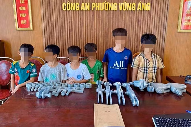 Nhóm học sinh trộm thiết bị điện của Dự án Trạm Biến áp 220kV Vũng Áng. Ảnh: Công an Hà Tĩnh.
