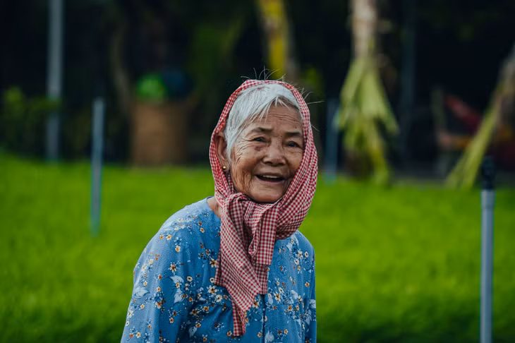 “Ở Bến Tre, nụ cười luôn sẵn trên môi, dù đôi bàn tay chai sần vì nắng gió. Ở đây, con người không vội, chỉ lặng lẽ mà vững vàng, như cây dừa đất mặn - dẻo dai trước giông bão, ngọt lành sau bao ngày nắng hạn...”, những cảm nhận của nhiếp ảnh gia Nguyễn Khánh Vũ Khoa.