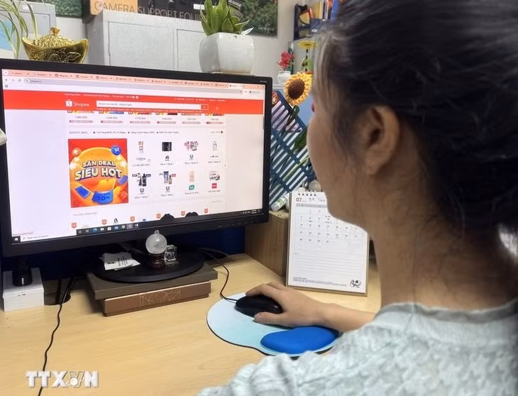 Mua sắm online là thói quen của nhiều nhân viên văn phòng. Ảnh: Hương Giang/TTXVN.