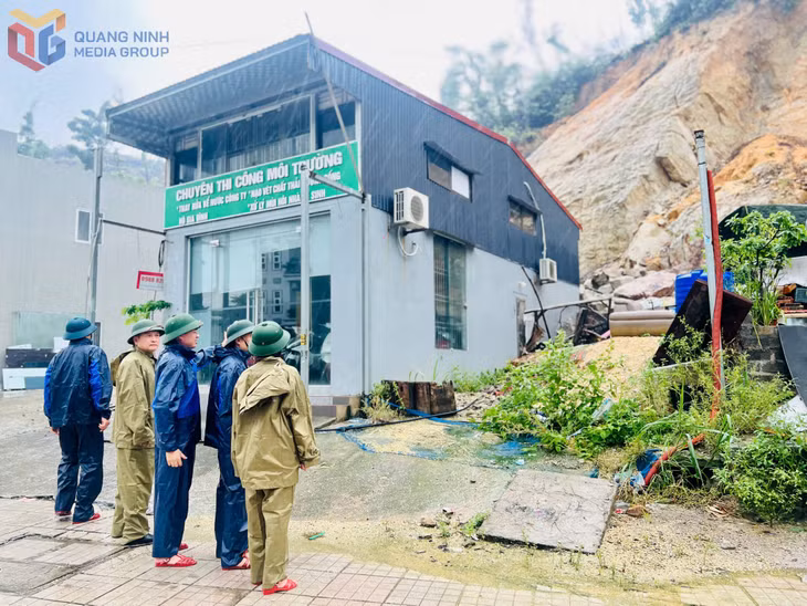 Chính quyền phường Hà Lầm kiểm tra các gia đình đã di dời do nguy cơ sạt lở.