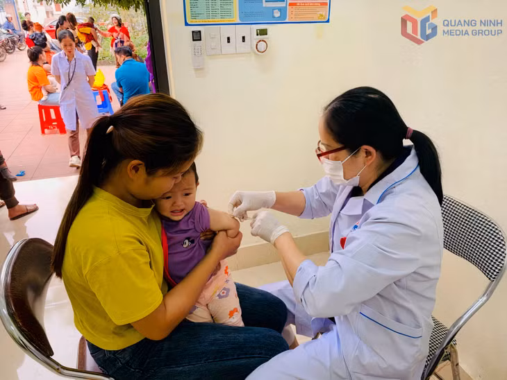 Trung tâm Y tế Ba Chẽ tiêm vắc xin cho trẻ em trên địa bàn.