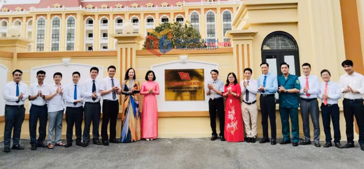 Gắn biển công trình chào mừng đại hội Đảng bộ phường Trần Phú lần thứ I, nhiệm kỳ 2025-2030 đối với công trình đầu tư xây dựng Trường THPT Trần Phú; 
