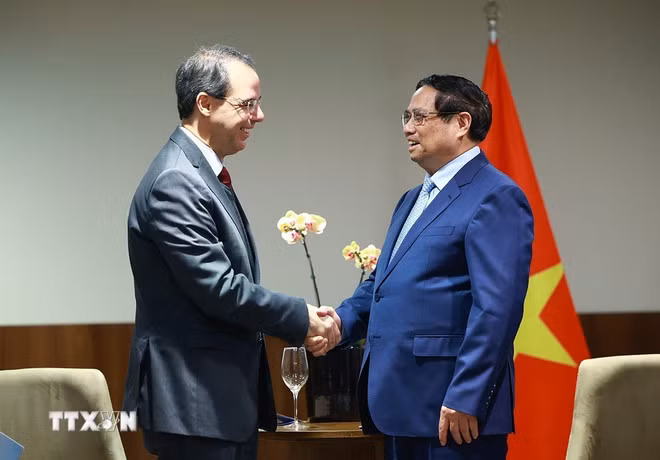 Thủ tướng Phạm Minh Chính tiếp ông José Serrador Neto, Phó Chủ tịch toàn cầu, Quan hệ đối ngoại Tập đoàn Embraer, Tập đoàn đa ngành, hoạt động chủ yếu trong lĩnh vực hàng không và công nghiệp vũ trụ. (Ảnh: Dương Giang/TTXVN)