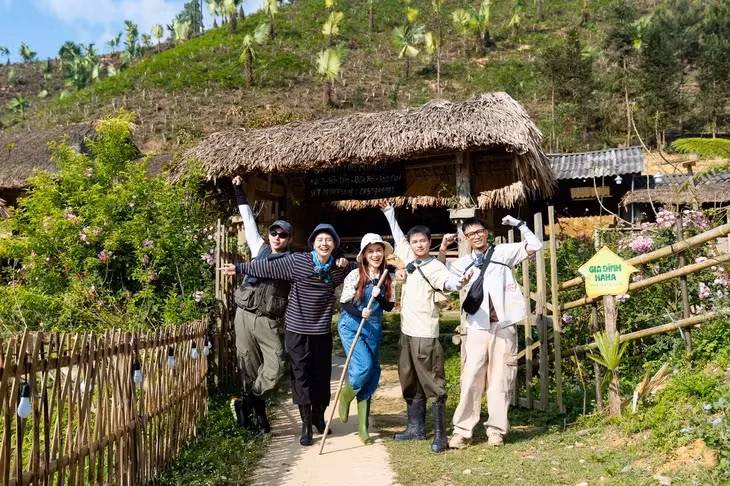 Ngọc Thanh Tâm và các thành viên của Gia đình Haha