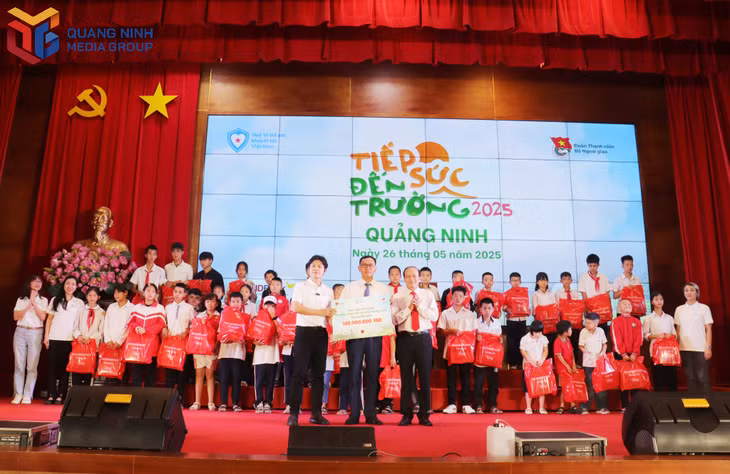 Hội Bảo trợ người khuyết tật và trẻ mồ côi tỉnh phối hợp trao tặng học bổng cho học sinh khuyết tật (tháng 5/2025). Ảnh: Cao Quỳnh