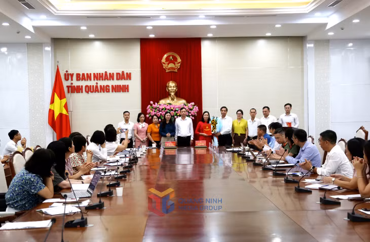 Lãnh đạo Cục Thống kê, Bộ Tài Chính trao quyết định tiếp nhận, bổ nhiệm có thời hạn bà Ngô Thị Vân, Chi cục trưởng Chi cục Thống kê tỉnh Quảng Ninh giữ chức vụ Trưởng Thống kê, Thống kê tỉnh Quảng Ninh