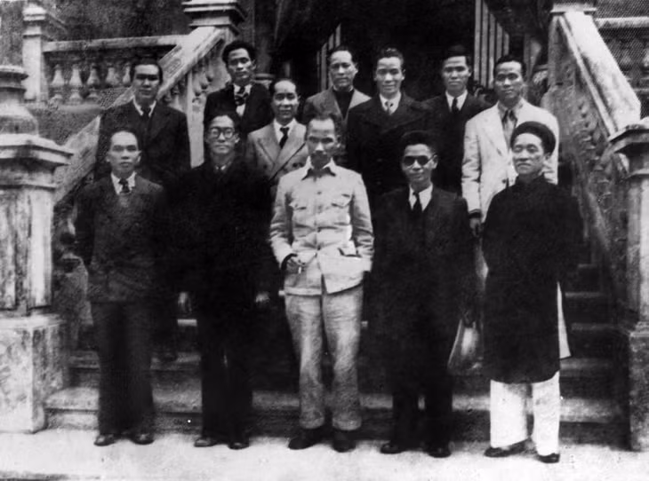 Chủ tịch Hồ Chí Minh và các thành viên Hội đồng Chính phủ lâm thời nước Việt Nam Dân chủ Cộng hòa ra mắt sau phiên họp đầu tiên, sáng 3/9/1945. (Ảnh: Tư liệu TTXVN)