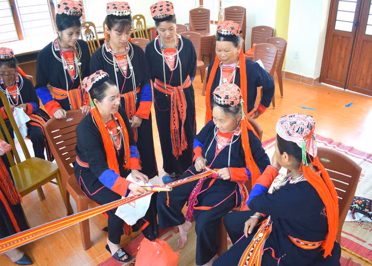 Đồng bào dân tộc Dao dưới chân núi Yên Tử gìn giữ nghệ thuật may thêu, trang phục truyền thống.