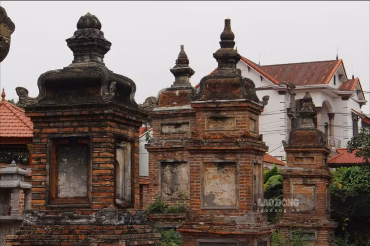 Ngoài ra, chùa Vĩnh Nghiêm còn các công trình Nhà Mẫu; Nhà in Kinh; Hai dãy Hành lang Đông - Tây; Vườn tháp.