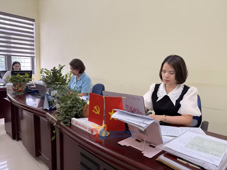 Cán bộ Ban Xây dựng Đảng phường Cửa Ông