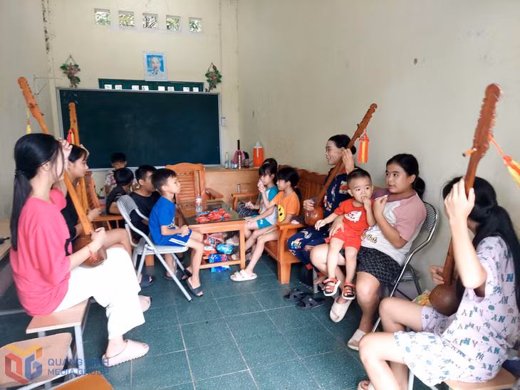 Lớp truyền dạy hát Then của Nghệ nhân Hoàng Thị Viên (khu Nà Làng, xã Bình Liêu).