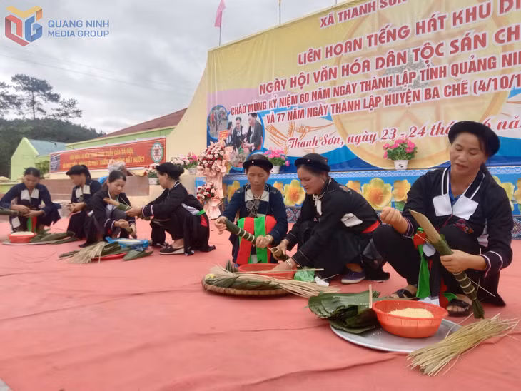Phụ nữ xã Ba Chẽ thi gói bánh trong Ngày hội văn hoá dân tộc Sán Chay.