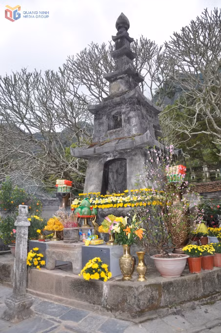Huệ Quang kim tháp là nơi tôn trí xá lị Phật hoàng Trần Nhân Tông.