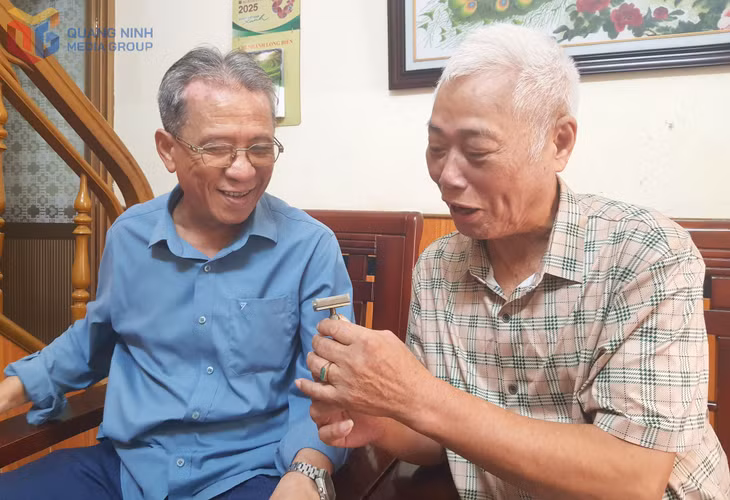 Cựu binh Nguyễn Hữu Dụng khoe với đồng đội cũ chiếc dao cạo râu, kỷ niệm thời chiến trường của mình mà giờ còn gìn giữ được.