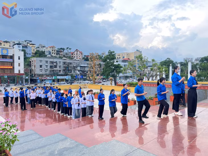 Dâng hương tại tượng đài Vũ Văn Hiếu và Đài tưởng niệm các Anh hùng liệt sĩ.