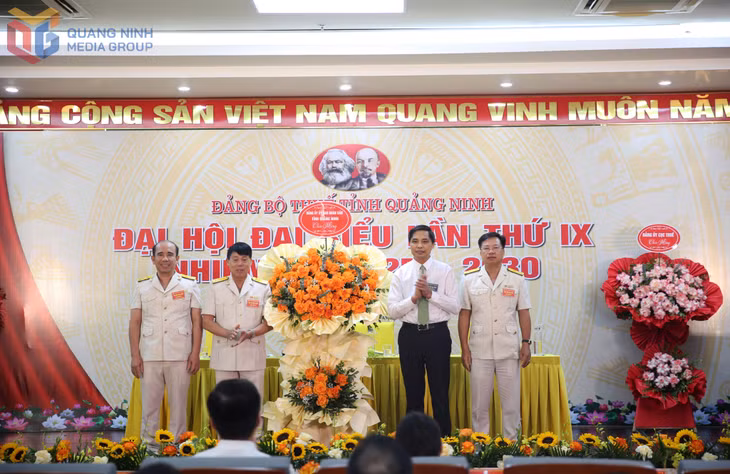 Thay mặt Ban chấp hành, Ban Thường vụ Đảng ủy UBND tỉnh, đồng chí Vũ Văn Diện, Phó Chủ tịch Thường trực UBND tỉnh tặng hoa chúc mừng Đại hội.