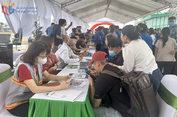 Người lao động tìm hiểu các doanh nghiệp tại Ngày hội việc làm 2025.