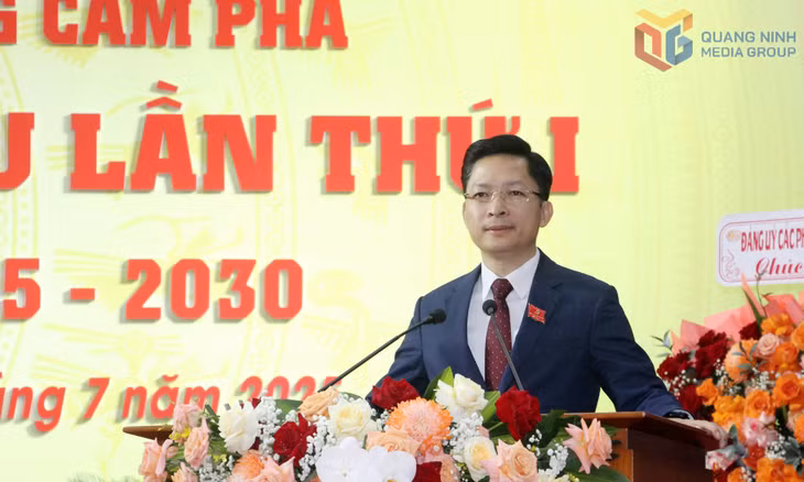 Đồng chí Phạm Lê Hưng, Bí thư Đảng ủy phường Cẩm Phả, phát biểu tại Đại hội.
