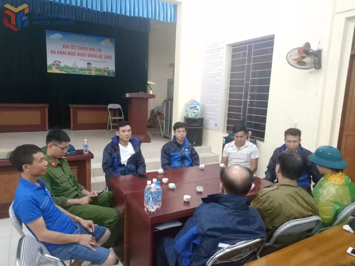Cán bộ khu phố ở Uông Bí thường trực chống bão
