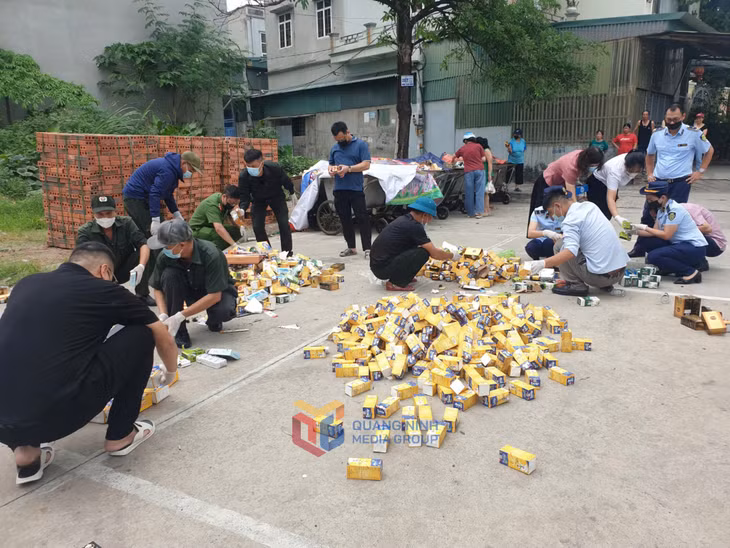 Hàng ngàn hộp thực phẩm chức năng các loại bị đổ bỏ tại một điểm tập kết, thu gom rác trên địa bàn phường Hạ Long, tháng 6/2025.