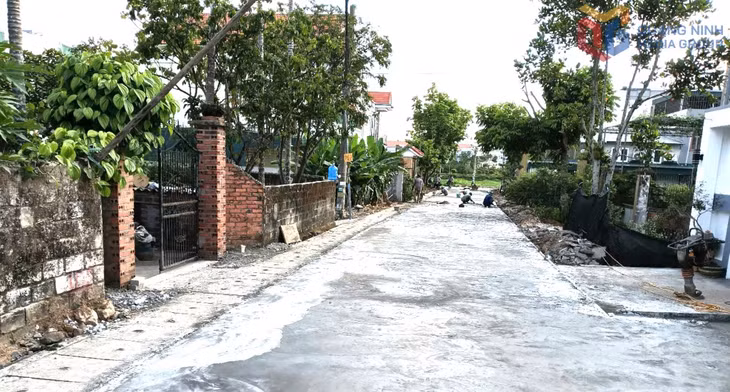 Việc mở rộng tuyến ngõ 71, đường Văn Miếu, khu Chùa Bằng, phường Quảng Yên được nhân dân đồng thuận ủng hộ cao. Ảnh: Mai Hương