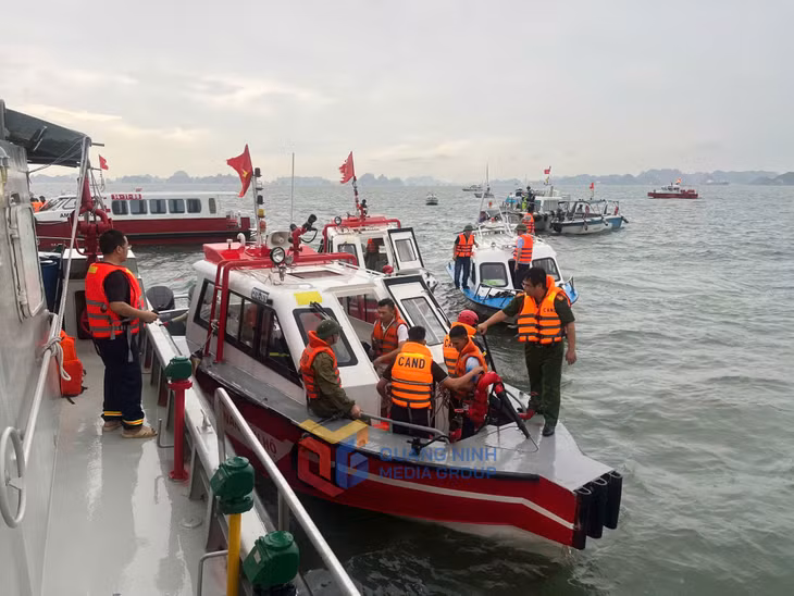 Các lực lượng triển khai cứu nạn cứu hộ tại hiện trường vụ đắm tàu trên khu vực Vịnh Hạ Long.