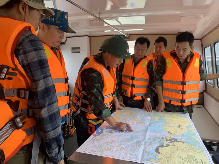 Đại tá Nguyễn Ngọc Sơn, Phó Chỉ huy trưởng Bộ CHQS tỉnh, chỉ đạo triển khai phương án CNCH vụ lật tàu du lịch Vịnh Xanh QN-7501. Ảnh: Văn Đảm (Bộ CHQS tỉnh).