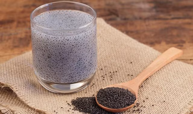 Việc uống hạt chia vào ban đêm, đặc biệt là sau 10 giờ tối, có thể gây ra những tác dụng phụ không mong muốn.