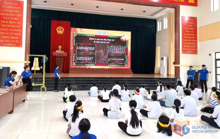 Đoàn Thanh niên phường Vàng Danh lồng ghép phổ biến kiến thức sinh sản vị thành niên trong hoạt động sinh hoạt hè.