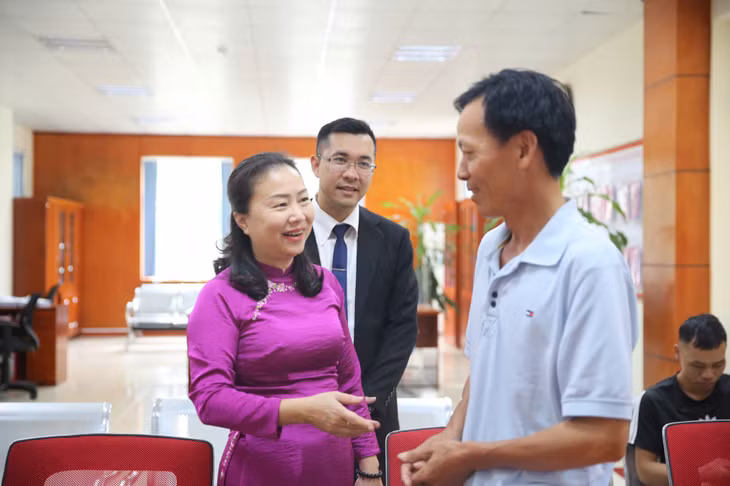 Đồng chí Vi Ngọc Bích, Phó Chủ tịch Thường trực HĐND tỉnh thăm và trao đổi với người dân làm thủ tục tại Trung tâm Phục vụ hành chính công xã Bình Liêu.