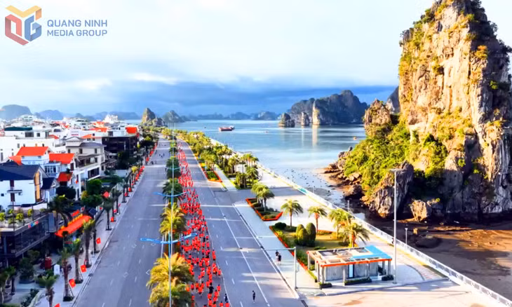 Giải chạy với đồng phục đẹp tạo nên khung cảnh rực rỡ trên đường bao biển Trần Quốc Nghiễn.