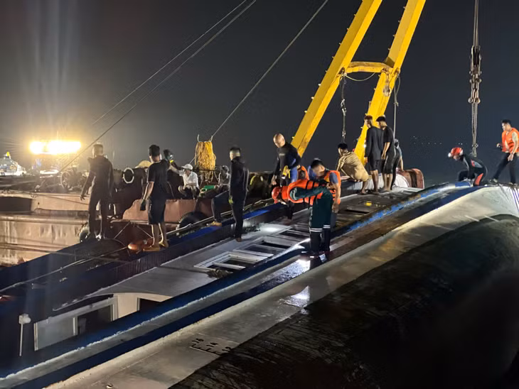 Công tác cứu hộ vẫn đang được các lực lượng chức năng tiến hành khẩn trương.
