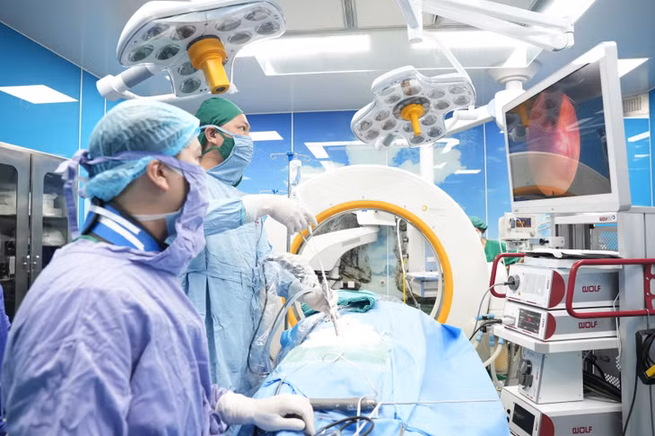 Nhiều thiết bị y học hiện đại được áp dụng phục vụ chăm sóc sức khỏe cho nhân dân tại Bệnh viện Bãi Cháy. (Ảnh: Bệnh viện Bãi Cháy cung cấp)