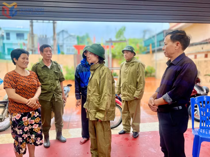 Đồng chí Bùi Thị Huyền Trang, Phó Bí thư Đảng ủy, Chủ tịch UBND phường Hà Lầm thăm hỏi, động viên các hộ dân đã di dời đến nhà văn hóa khu phố.