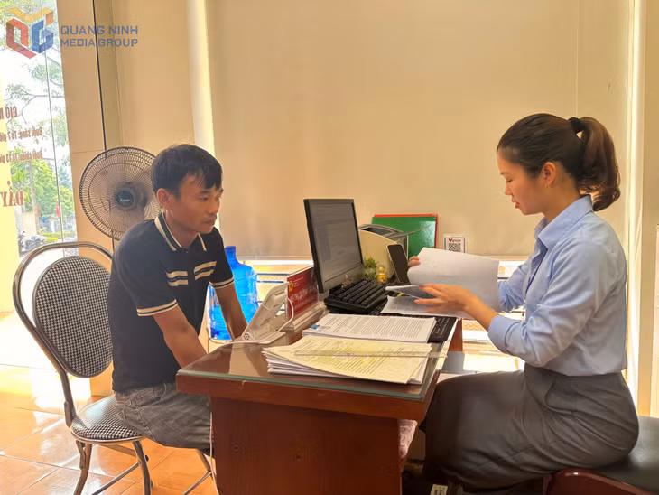 Anh Nguyễn Văn Minh nhận kết quả chứng thực