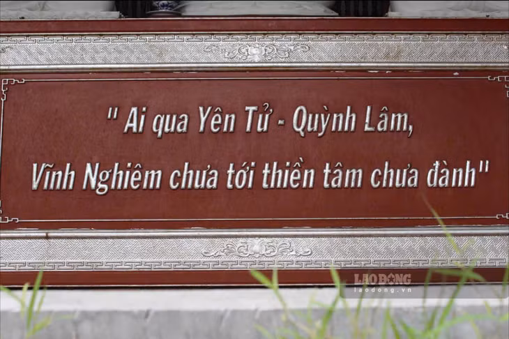 Dân gian có câu: “Vĩnh Nghiêm chùa ở Đức La/Chùa thờ Tam tổ phái là Trúc Lâm”. Chùa được xây dựng từ đầu thời Lý Thái Tổ (thế kỷ X- XI), là trung tâm đào tạo, định chức danh cho các tăng sĩ thời Trần, là chốn tổ của Thiền phái Trúc Lâm Yên Tử.