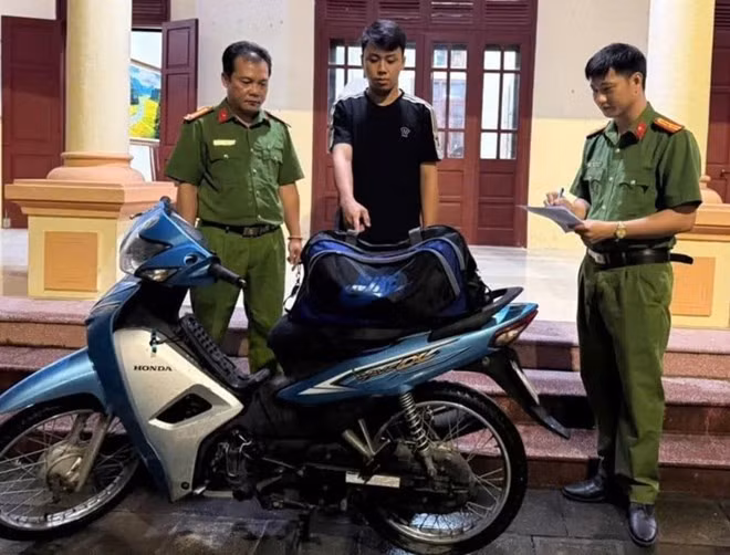 Đối tượng Phan Anh Thái bị Công an phường Nam Hoa Lư bắt giữ về hành vi trộm cắp xe máy. Ảnh: Công an phường Nam Hoa Lư
