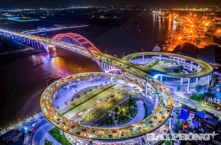 Cầu Hoàng Văn Thụ bắc qua sông Cấm, nối liền phường Hồng Bàng với phường Thủy Nguyên, thiết kế theo mô hình cánh chim biển, dài 1.570 m (cầu chính dài 290 m), rộng 33,5 m