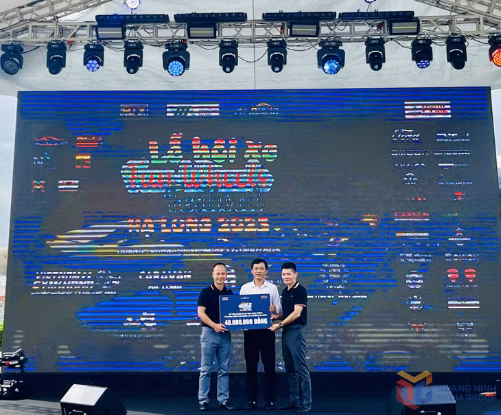 Ban Tổ chức cùng đại diện Quỹ OF Vì Cộng đồng đã trao tặng MTTQ phường Hạ Long số tiền 40 triệu đồng để hỗ trợ các gia đình khó khăn có người gặp tai nạn giao thông.