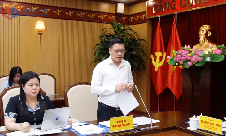 Đồng chí Đinh Ngọc Chiến, Bí thư Đảng ủy phường Cửa Ông, báo cáo công tác chuẩn bị Đại hội đại biểu Đảng bộ phường Cửa Ông lần thứ I, nhiệm kỳ 2025-2030.