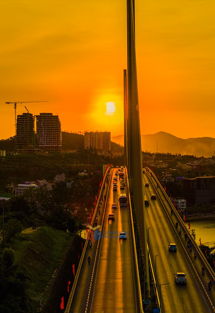 Ánh nắng cuối ngày nhuộm vàng thành vệt trên nền cầu 