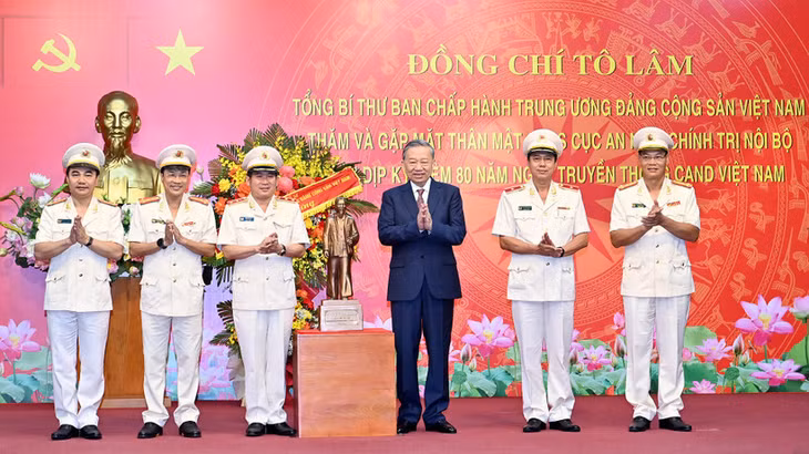 Tổng Bí thư Tô Lâm trao bức tượng Chủ tịch Hồ Chí Minh tặng Cục An ninh chính trị nội bộ (Bộ Công an). (Ảnh: Đăng Khoa)