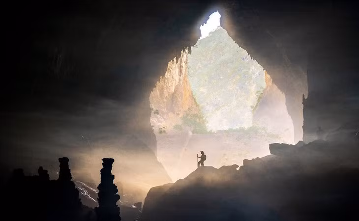Hang Mây vừa dài vừa rộng, bên trong hang có đường “lên trời” và cả đường xuống “thủy cung”. Vào được Hang Mây du khách sẽ thấy một giếng nước tự nhiên ở vào độ cao 30m với nguồn nước trong vắt.