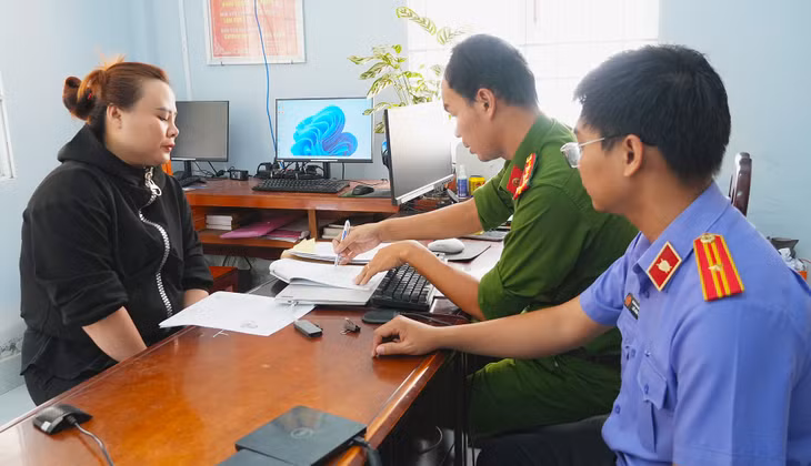 Bị can Ngô Ngụy Ý tại cơ quan công an. Ảnh: Trọng Tín