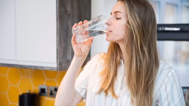 Duy trì thói quen uống đủ nước mỗi ngày không những làm giảm cảm giác thèm ăn mà còn hỗ trợ tăng cường trao đổi chất.