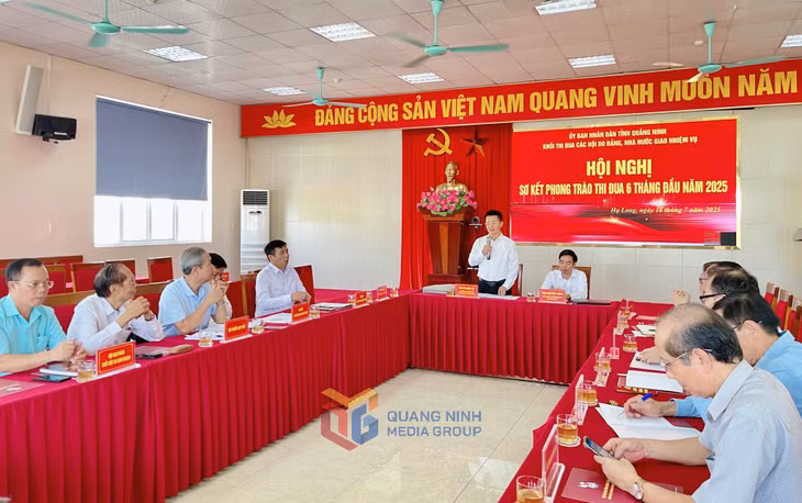 Đồng chí Đỗ Ngọc Hà, Phó Chủ tịch Thường trực Hội Nhà báo tỉnh, Khối trưởng Khối thi đua các Hội do Đảng, Nhà nước giao nhiệm vụ, phát biểu tại hội nghị.