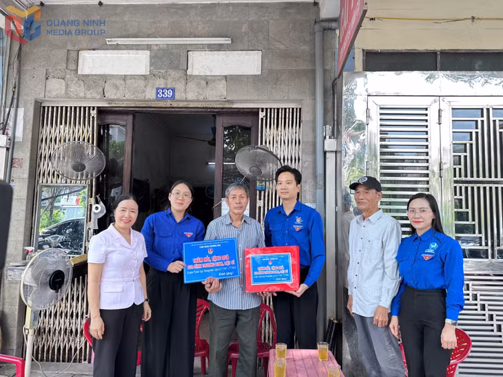 Các đại biểu, đoàn viên, thanh niên đến thăm hỏi, động viên các gia đình thương binh, liệt sĩ trên địa bàn.