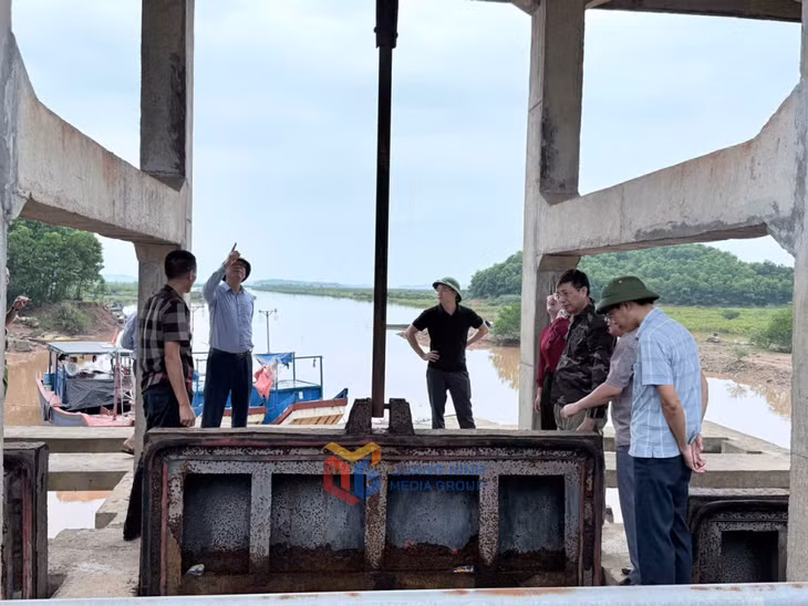 Lãnh đạo xã Đường Hoa kiểm tra công tác ứng phó bão.