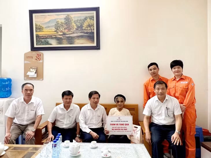 Các đồng chí lãnh đạo Công ty đến thăm và tặng quà Mẹ Việt Nam Anh hùng Nguyễn Thị Thực (phường Cao Xanh).