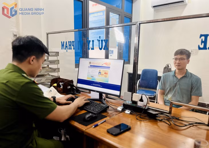 Công an xã Ba Chẽ triển khai cấp đổi giấy phép lái xe mô tô cho công dân.